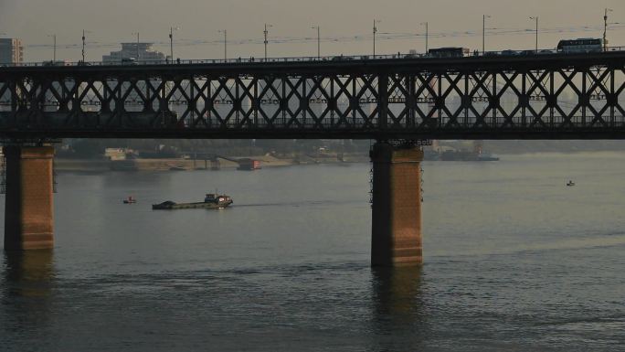 武汉长江大桥人流车流轮船经过