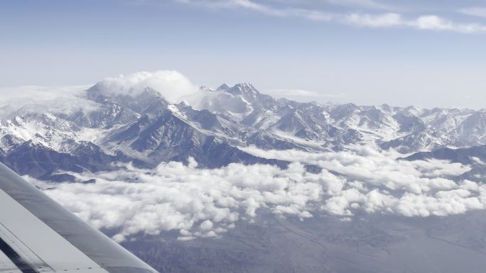 飞机上万米高空俯瞰天山山脉