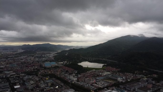 广东东莞：乌云密布风雨欲来