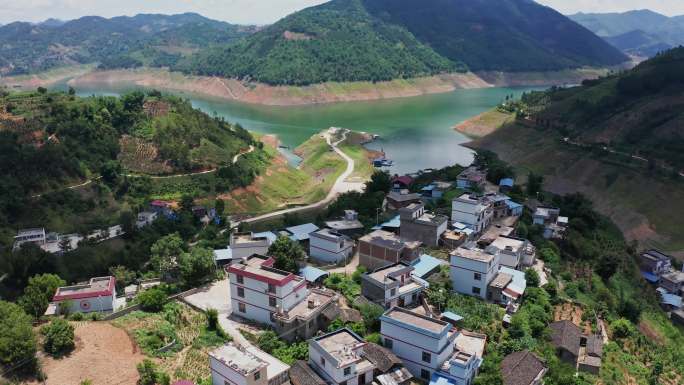 西林县万峰湖旁那扛村