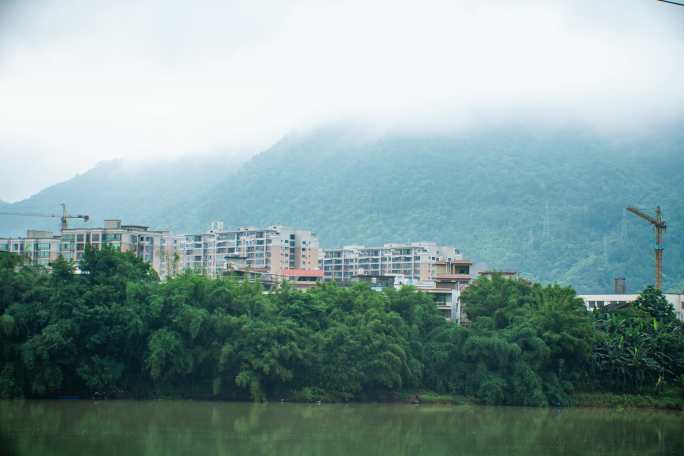 阴雨天气江畔小区山间云雾