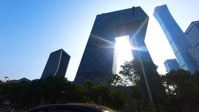 北京CBD逆光运动拍摄央视大楼中国尊仰拍