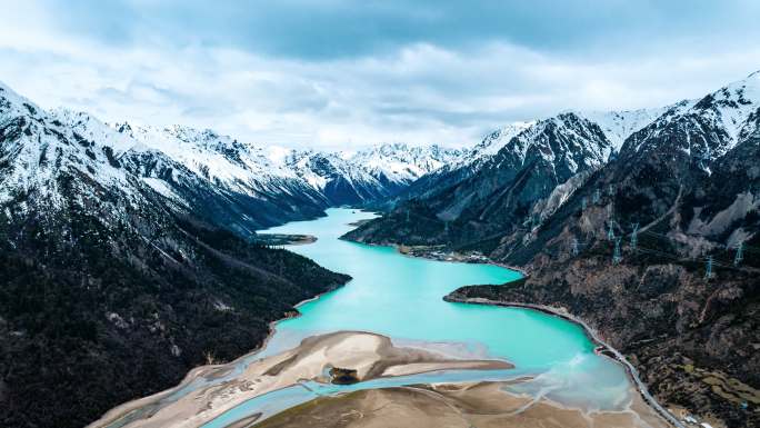 中国西藏昌都市然乌湖航拍高原雪山湖泊