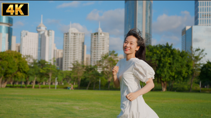 女大学生草地奔跑背影追光少年青春阳光唯美