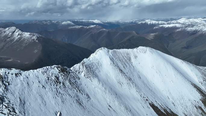 航拍四川甘孜沙徳镇观德结湖雪山