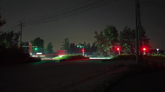 城乡夜间红绿灯路口