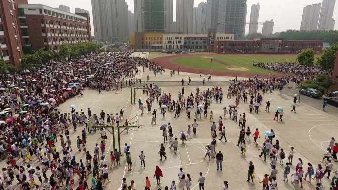 合肥中考考场 寿春路中学考生进场学生考试