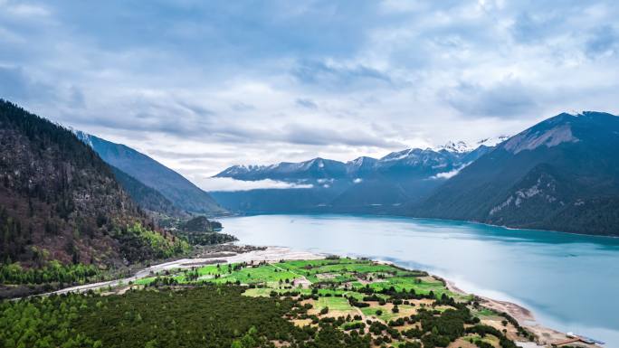 西藏林芝巴松措高山湖泊绿树自然风景航拍