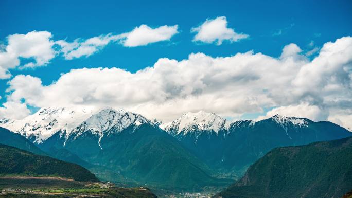 西藏林芝高原风景雪山草原蓝天白云