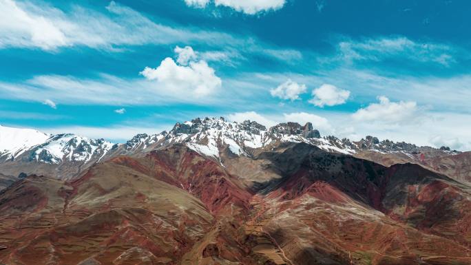 中国西藏高海拔雪山褐色岩石与蓝天航拍