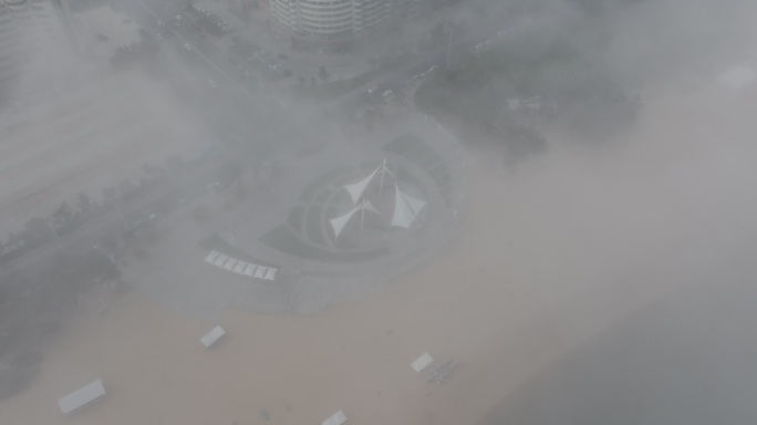 航拍山东威海高区国际海水浴场高楼平流雾