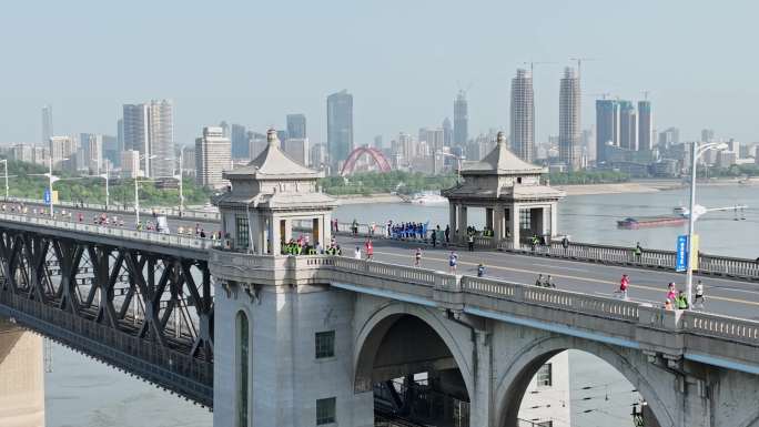 武汉马拉松精英选手跑过武汉长江大桥综合