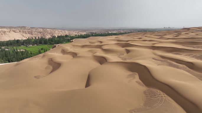 无人机航拍新疆吐鲁番沙漠中的绿洲