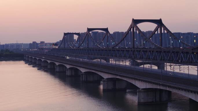 航拍蓝调时分杭州地标建筑彭埠大桥高铁驶过