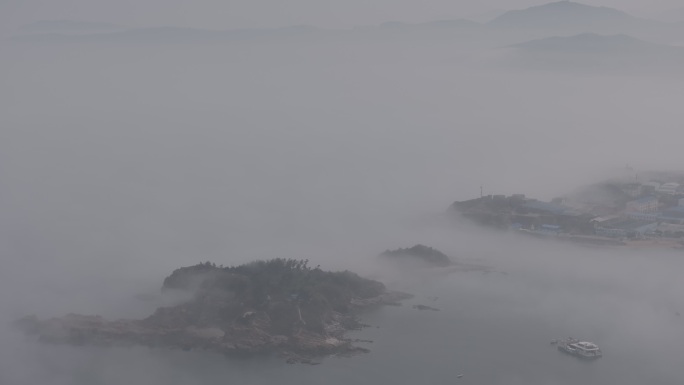 航拍山东威海高区小石岛初夏平流雾海景风光