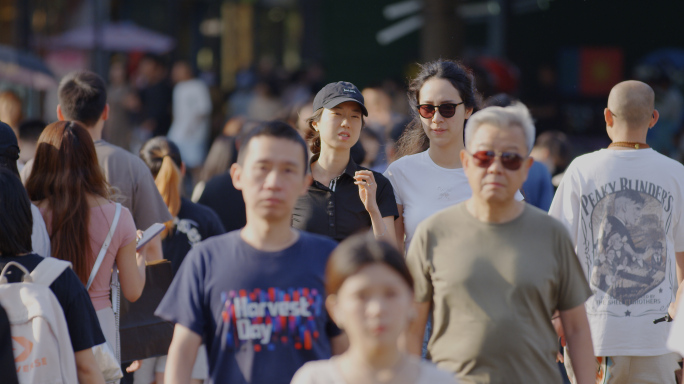北京闹市街头车流人流年轻人走路行人行走