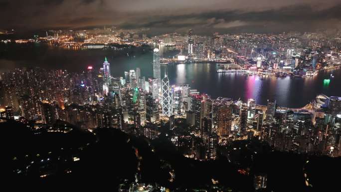 香港太平山顶雨后拍摄维多利亚港