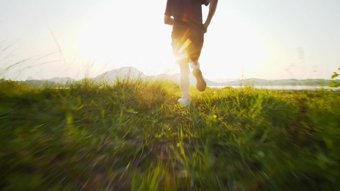 跑跑步奔跑阳光逆光脚步步伐跑步慢动作