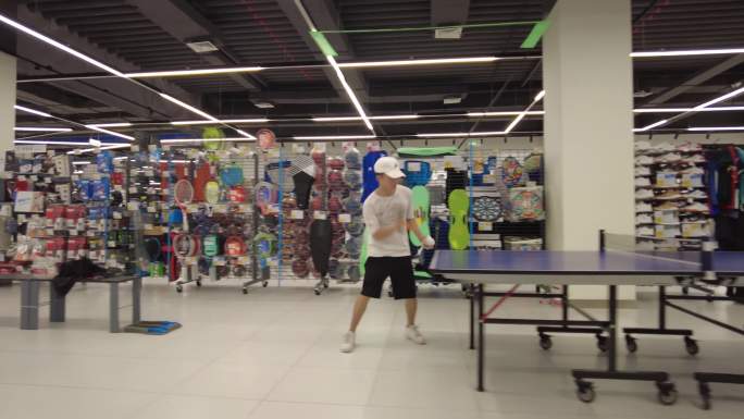 体育用品店顾客体验玩乒乓球