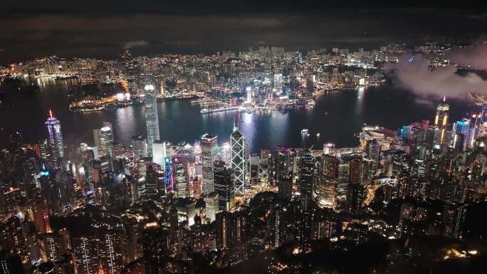 香港太平山顶雨后拍摄维多利亚港