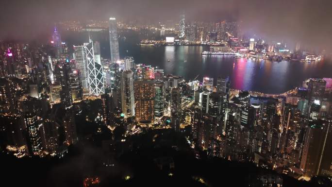 香港太平山顶雨后拍摄维多利亚港