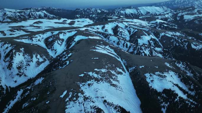 新疆赛里木湖风景区夜幕降临下南岸雪山风光