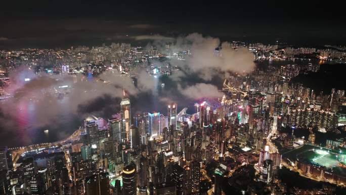 香港太平山顶雨后拍摄维多利亚港