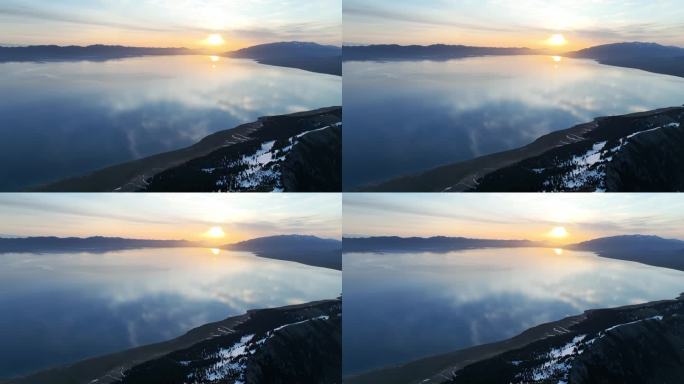 新疆赛里木美丽的日出倒映在平静的湖水上