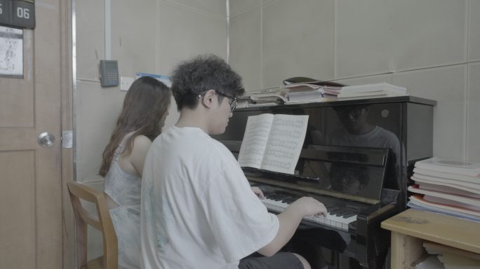 两人弹钢琴