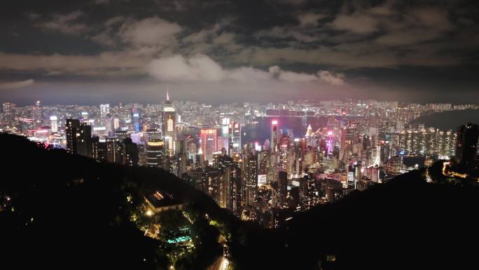 香港太平山顶雨后拍摄维多利亚港