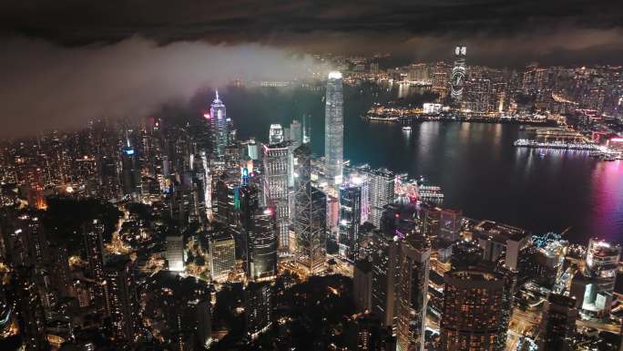香港太平山顶雨后拍摄维多利亚港