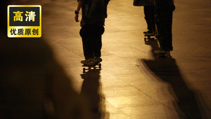 夜晚广场人群 小孩玩轮滑广场滑板