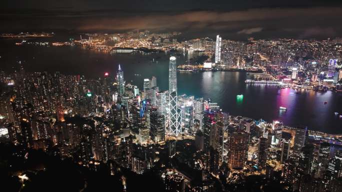 香港太平山顶雨后拍摄维多利亚港