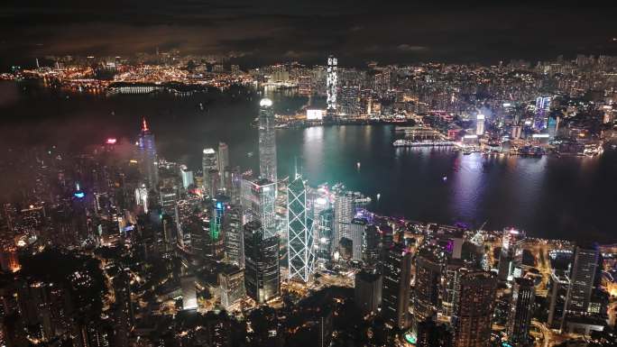 香港太平山顶雨后拍摄维多利亚港