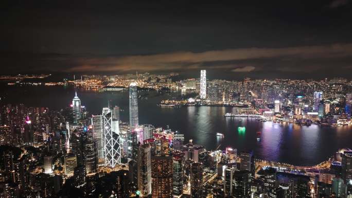 香港太平山顶雨后拍摄维多利亚港