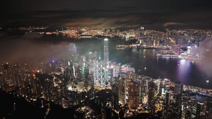 香港太平山顶雨后拍摄维多利亚港