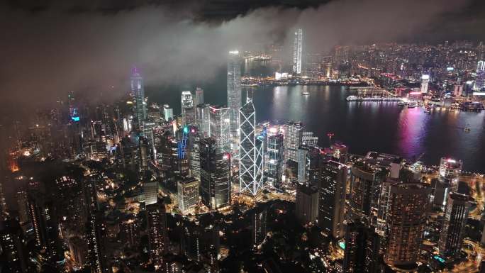 香港太平山顶雨后拍摄维多利亚港