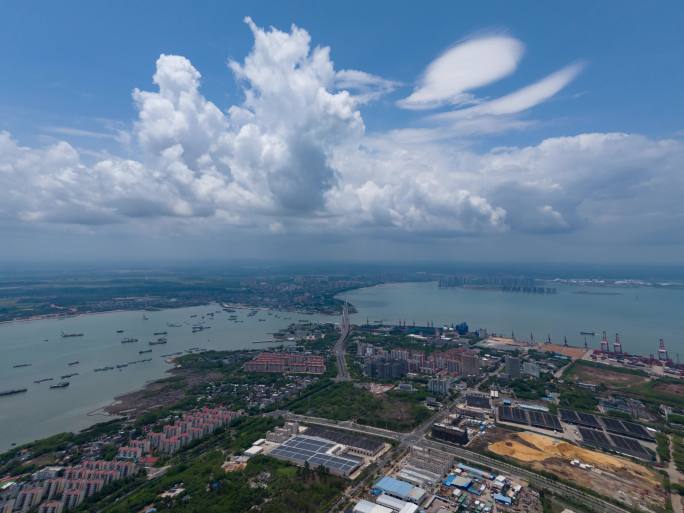 海南自贸港蓝天白云的儋州洋浦经济开发区