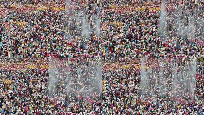 云南泼水节现场狂欢的人群