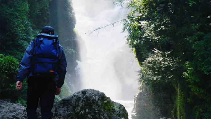 森林户外跋山涉水瀑布徒步探险