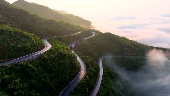 山区公路上的货车运输车队