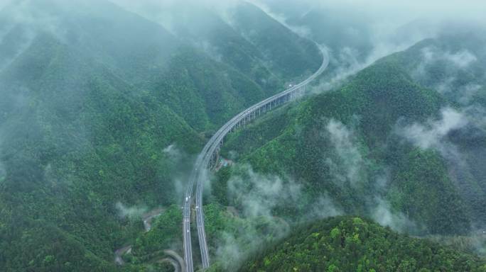云海雨雾缭绕的高速公路 收费站5.1K