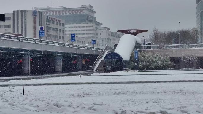 北京西站北广场下雪场景