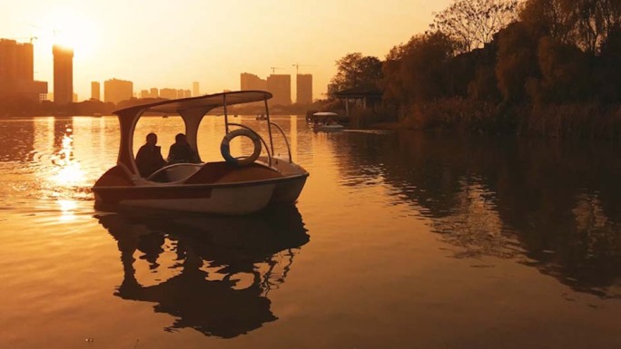 夕阳下的湖面划船休闲