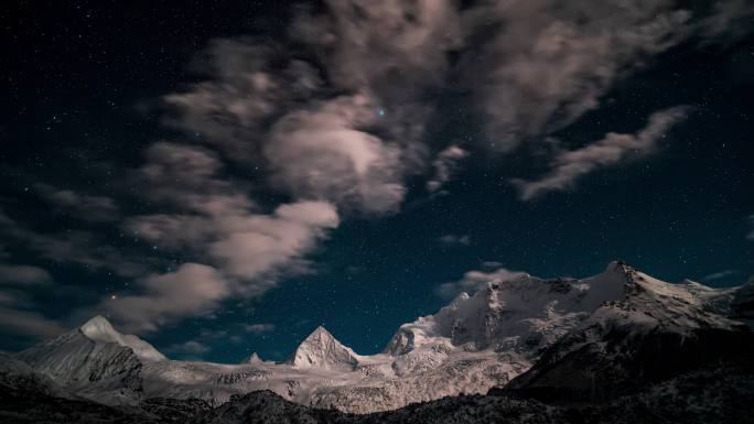 中国西藏那曲萨普雪山星空云层夜空蓝天