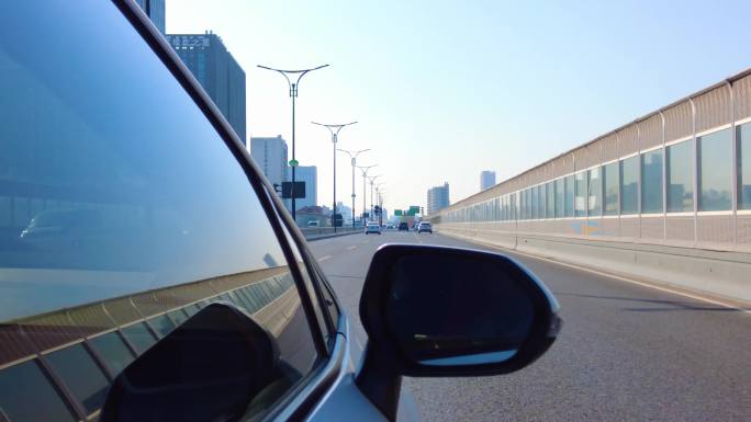 城市汽车开车第一视角后视镜风景视频素材4