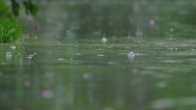 雨季阴天下雨雨中跑步的女人-脚步特写