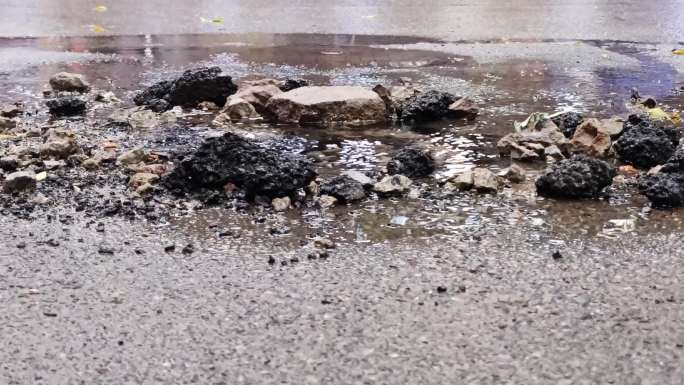 混凝土孔渗水路面的地下渗出冒水流走街头