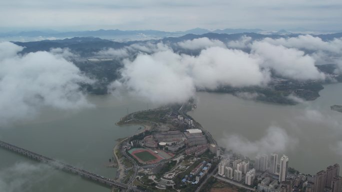 汛期郧阳城云海