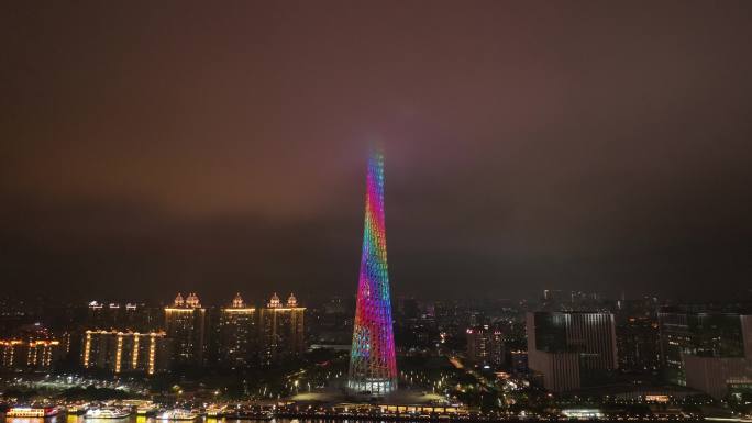 广州雨夜航拍云雾遮蔽的广州塔